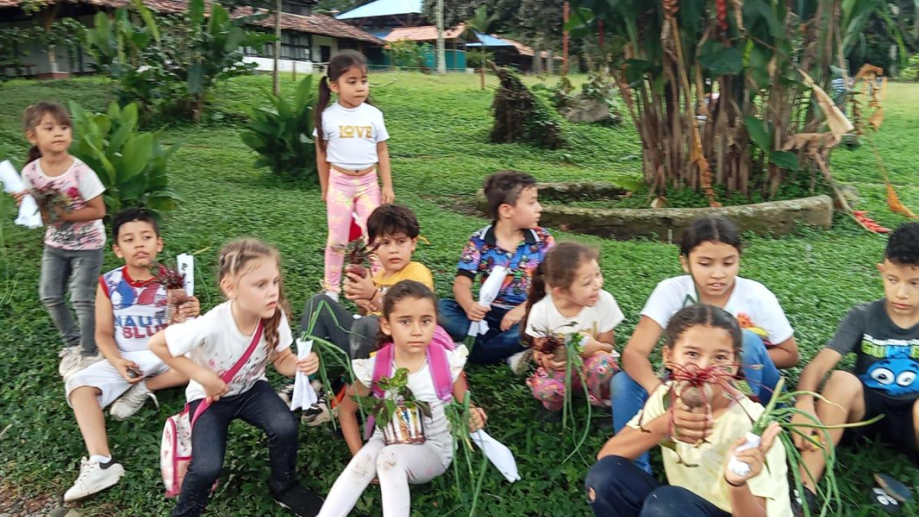 Niños en actividades de huerto comunitario