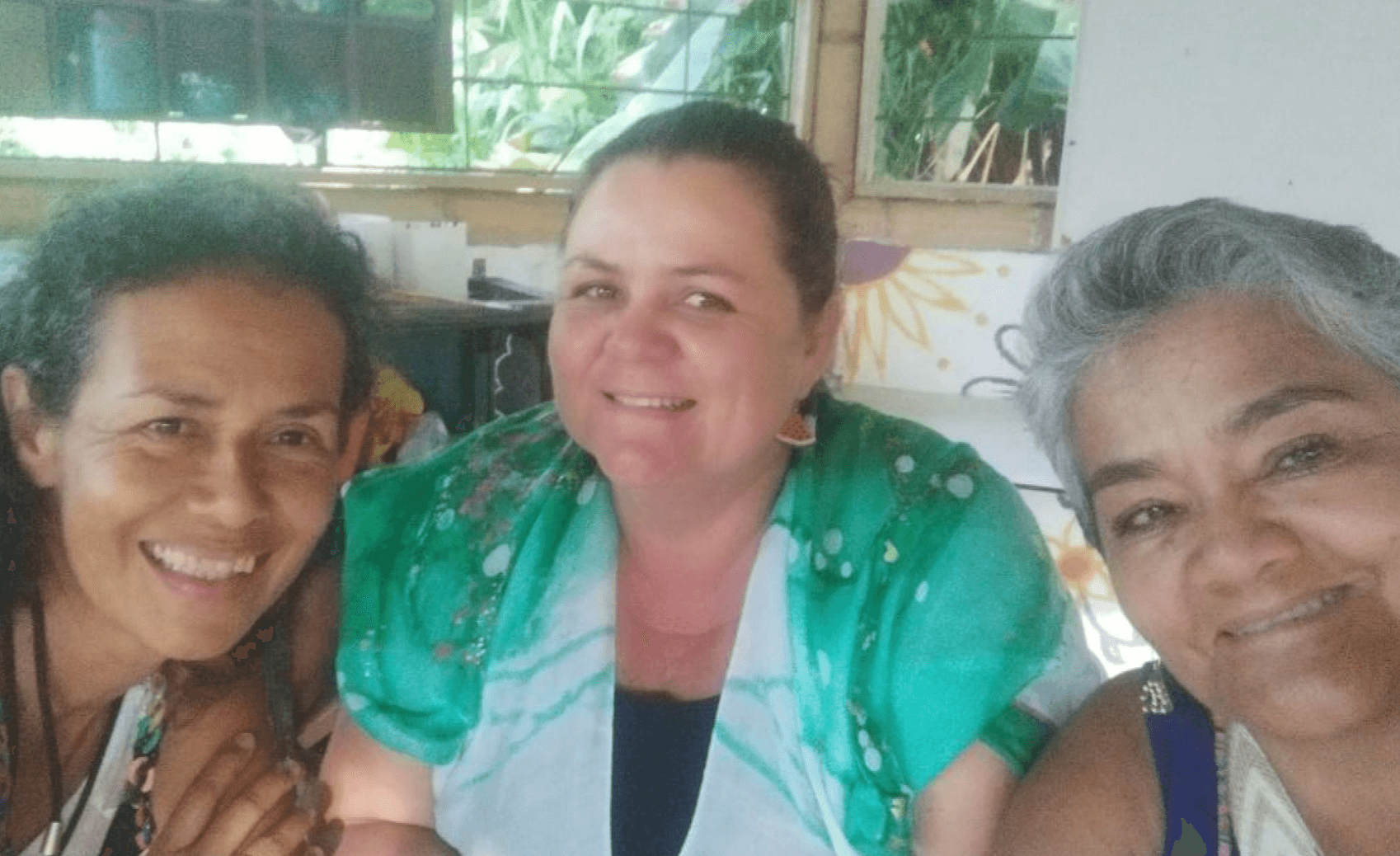Equipo de la Fundación Amanecer SUBUD - Tres mujeres fundadoras sonriendo