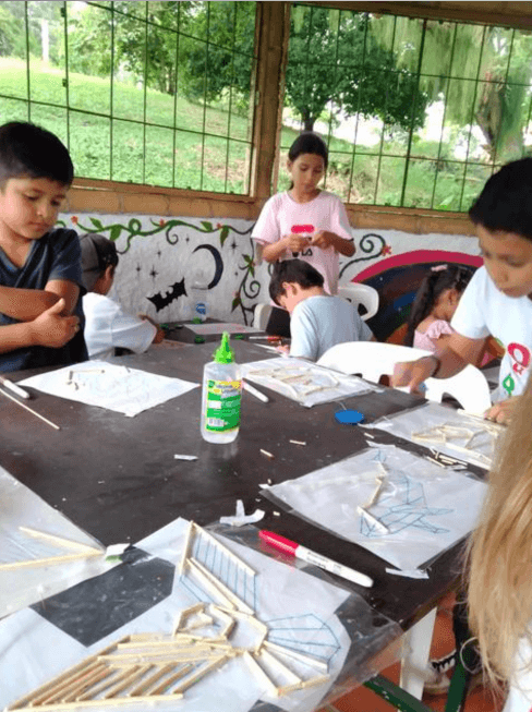 Niños realizando actividades creativas con materiales de arte