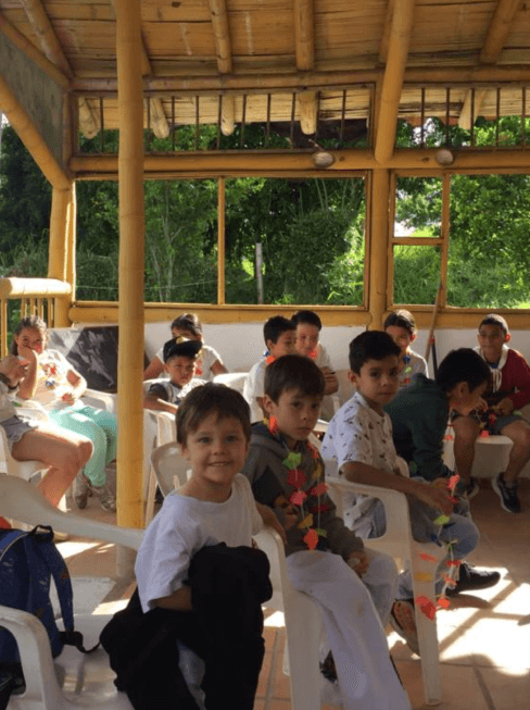 Niños participando en actividades grupales recreativas